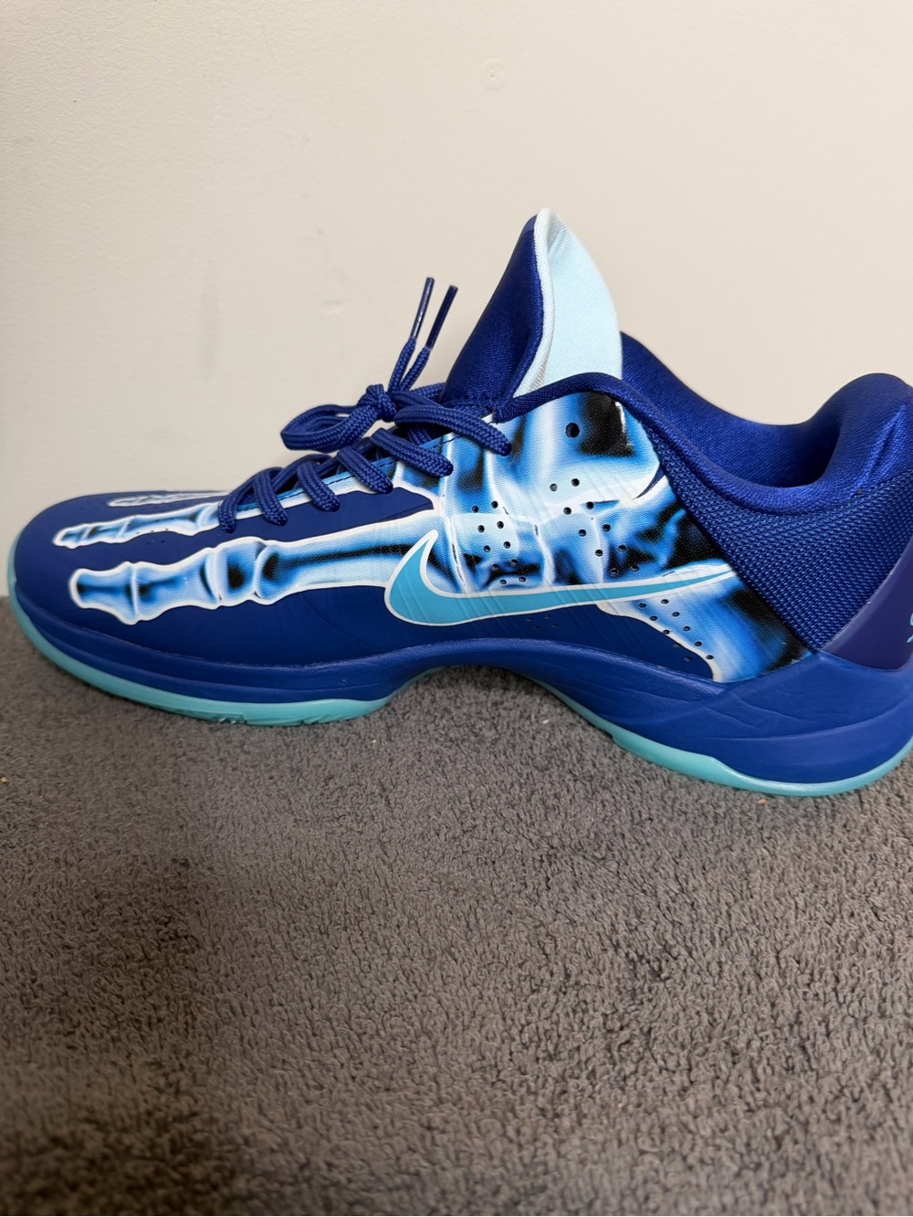 Nike Men’s size 11 Kobe Blue Basketball Shoes Blue X-ray Skeleton Aqua Sneakers - Picture 4 of 8